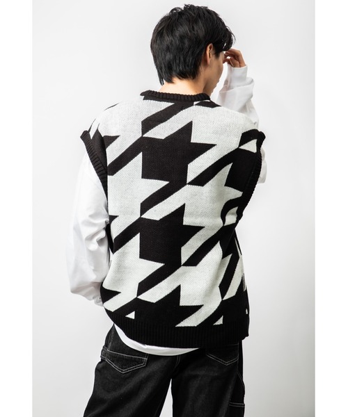 Beno（ビーノ）の「Wジャガード 大柄アソート オーバーシルエット ニットベスト（ベスト・メンズ・ブラック/ブルー/グリーン/マスタード/ホワイト×ブラック/グレイッシュベージュ・M/L）」の11枚目の写真