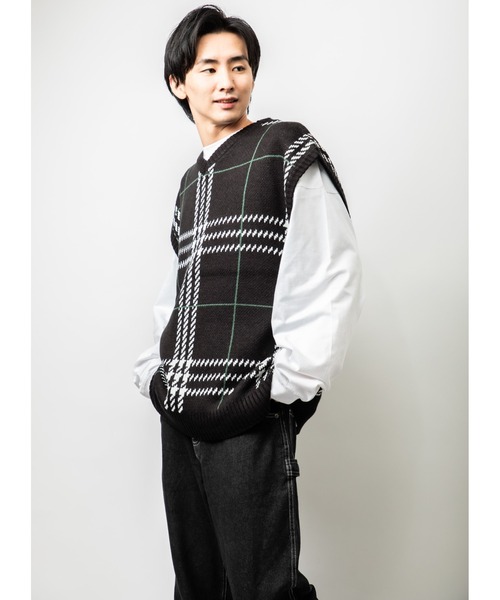Beno（ビーノ）の「Wジャガード 大柄アソート オーバーシルエット ニットベスト（ベスト・メンズ・ブラック/ブルー/グリーン/マスタード/ホワイト×ブラック/グレイッシュベージュ・M/L）」の14枚目の写真