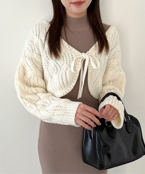 EPIMI E'PIMMY(エピミエピミー)の「ケーブルクロップドボレロカーデ(カーディガン/ボレロ・レディース・ベージュ/モカ/オフホワイト/ブラック・MEDIUM)」の1枚目の写真