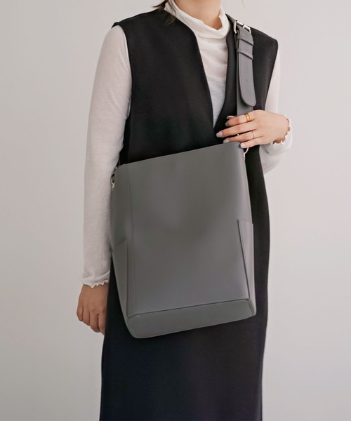 KOBE LETTUCE（コウベレタス）の「[ A4サイズOK ] ワンハンドルショルダースクエアバッグ（トートバッグ・レディース・アイボリー/モカ/チャコール/ブラック・FREE）」の6枚目の写真