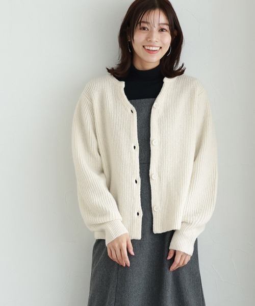 Pierrot(ピエロ)の「キーネックニットカーディガン(カーディガン/ボレロ・レディース・アイボリー/ラベンダー/ピンク・M/L)」の2枚目の写真