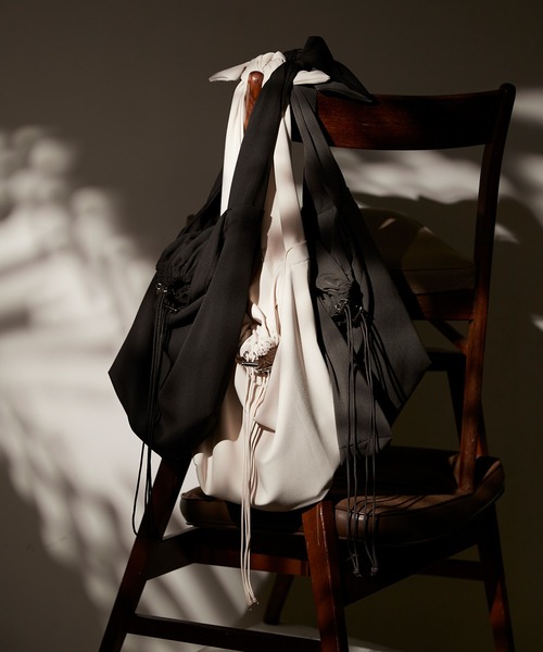 CIASENSE(シアセンス)の「2way drawcord shoulder bag/tote bag/ 2wayドローコード巾着ショルダーバッグ/結びトートバッグ(ショルダーバッグ・メンズ・チャコールグレー/ブラック/キナリ/ダークオリーブ/ライトグレー系・FREE)」の6枚目の写真