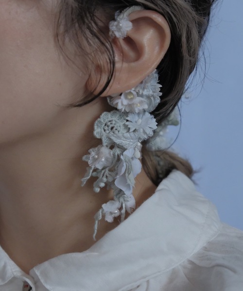 m.soeur（エムスール）の「ツルリーフとお花のイヤーカフ