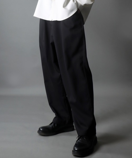 SITRY（シトリー）の「T/R wide tapered pants/ワイド テーパード タック パンツ（スラックス・メンズ・ブラック/サックスブルー/オフホワイト/モカ/ベージュ/グリーン・M/XL/L）」の3枚目の写真