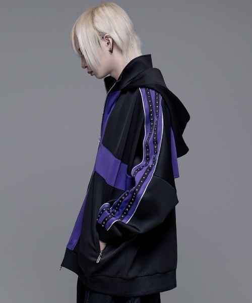 CIVARIZE（シヴァーライズ）の「『CIVARIZE/シヴァーライズ』フード付きスタッズライン切り替えトラックジャケット（パーカー・メンズ・ブラック×パープル/ブラック×ホワイト・FREE）」の4枚目の写真