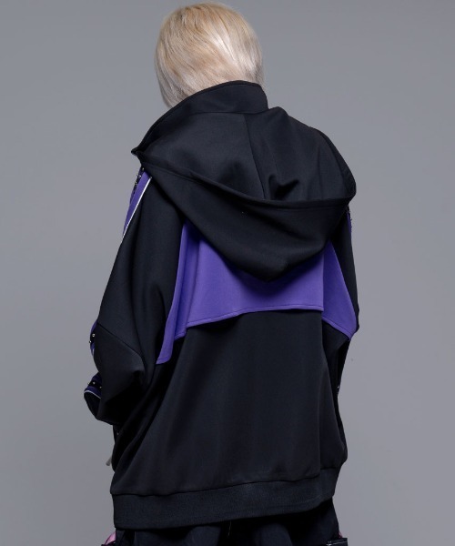 CIVARIZE（シヴァーライズ）の「『CIVARIZE/シヴァーライズ』フード付きスタッズライン切り替えトラックジャケット（パーカー・メンズ・ブラック×パープル/ブラック×ホワイト・FREE）」の5枚目の写真