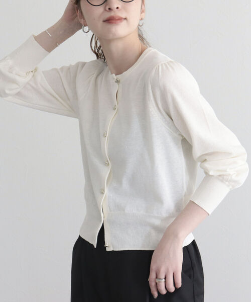 fredy emue（フレディエミュ）の「ハートボタン シアーカーディガン（カーディガン/ボレロ・レディース・オフホワイト/オレンジ/サックスブルー/ネイビー・38）」の6枚目の写真