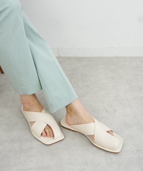 Fabby fabby（ファビィーファビィー）の「クロストングフラットサンダル（サンダル・レディース・オフホワイト/ブラック/ライトベージュ・LARGE/MEDIUM/SMALL）」の2枚目の写真