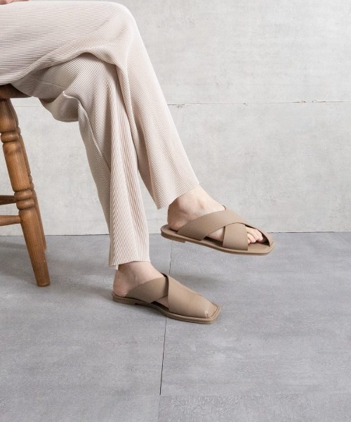 Fabby fabby（ファビィーファビィー）の「クロストングフラットサンダル（サンダル・レディース・オフホワイト/ブラック/ライトベージュ・LARGE/MEDIUM/SMALL）」の3枚目の写真