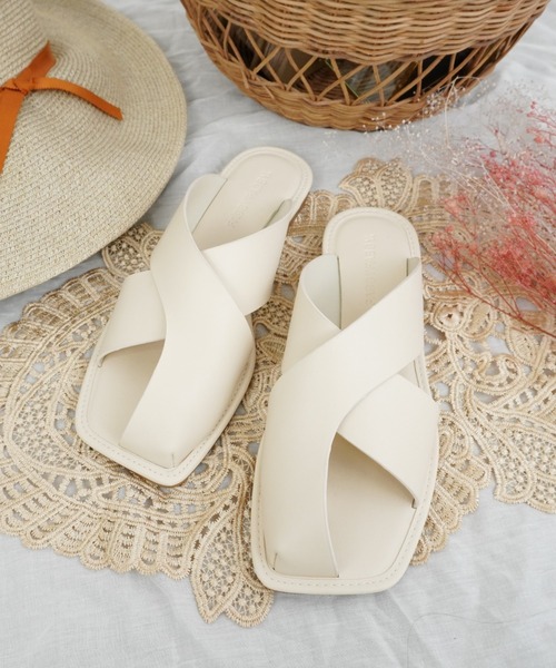 Fabby fabby（ファビィーファビィー）の「クロストングフラットサンダル（サンダル・レディース・オフホワイト/ブラック/ライトベージュ・LARGE/MEDIUM/SMALL）」の19枚目の写真