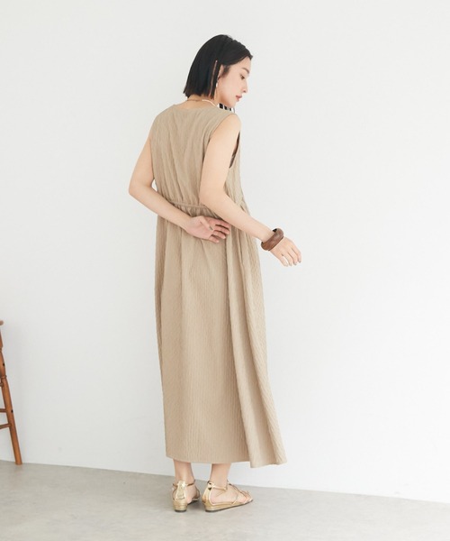皺加工ギャザーノースリワンピース