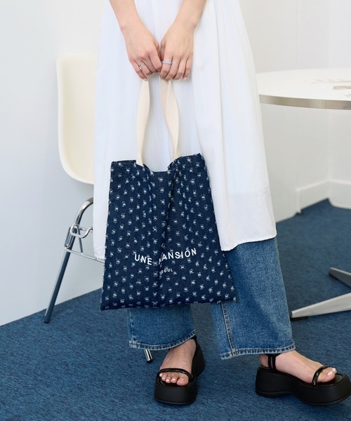 UNE MANSION（ユヌマンション）の「【UNE MADE】UNE MANSION ロゴデニムトートバッグ（トートバッグ・レディース・ダークブルー/ブルー・ONE SIZE）」の5枚目の写真