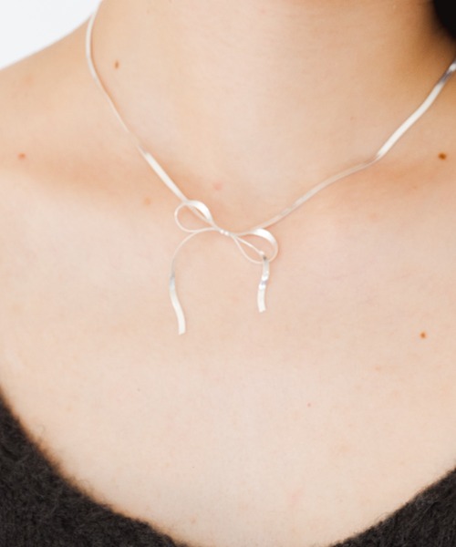 whim(ウィム)の「Silver925 Simple Ribbon Necklace(ネックレス・レディース・シルバー/ゴールド・FREE)」の5枚目の写真