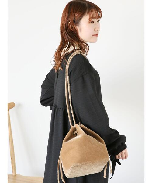 ehka sopo（エヘカソポ）の「ベロア巾着バッグ（ハンドバッグ・レディース・ベージュ/ブルー/ブラック・F）」の8枚目の写真