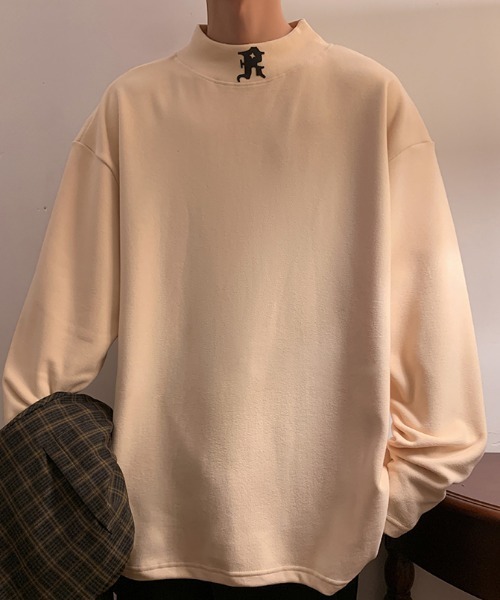 MGV(エムジーヴィー)の「イニシャルロゴモックネックロンT(Tシャツ/カットソー・メンズ・ベージュ/ダークグレー/ブラック/ホワイト/パープル・LARGE/X-LARGE/MEDIUM)」の4枚目の写真