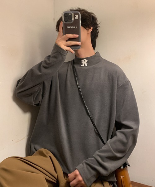 MGV(エムジーヴィー)の「イニシャルロゴモックネックロンT(Tシャツ/カットソー・メンズ・ベージュ/ダークグレー/ブラック/ホワイト/パープル・LARGE/X-LARGE/MEDIUM)」の3枚目の写真