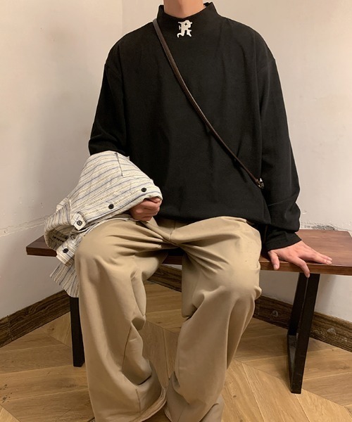 MGV(エムジーヴィー)の「イニシャルロゴモックネックロンT(Tシャツ/カットソー・メンズ・ベージュ/ダークグレー/ブラック/ホワイト/パープル・LARGE/X-LARGE/MEDIUM)」の2枚目の写真