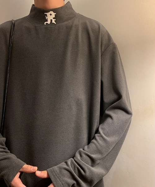 MGV(エムジーヴィー)の「イニシャルロゴモックネックロンT(Tシャツ/カットソー・メンズ・ベージュ/ダークグレー/ブラック/ホワイト/パープル・LARGE/X-LARGE/MEDIUM)」の16枚目の写真