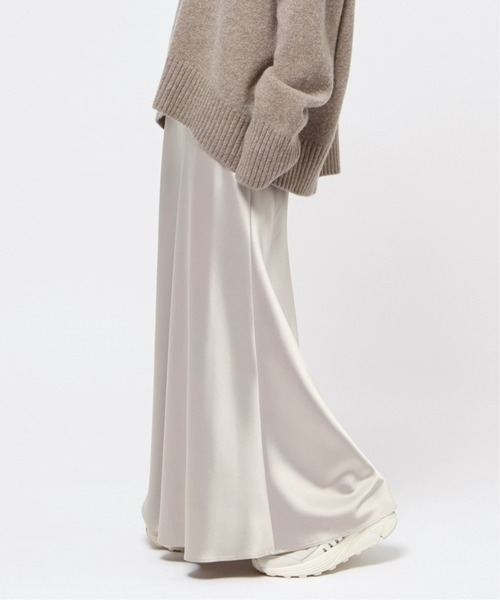 AP STUDIO（エーピーストゥディオ）の「サテンフレアスカート（スカート・レディース・ブラック・38/36）」の2枚目の写真