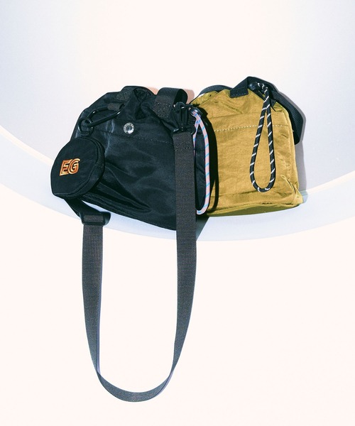 ELLEgirl（エルガール）の「ロゴ刺繍ポーチ付き巾着バッグ【ELLEgirl/エル ガール】（ハンドバッグ・レディース・ブラック/カーキ・FREE）」の2枚目の写真