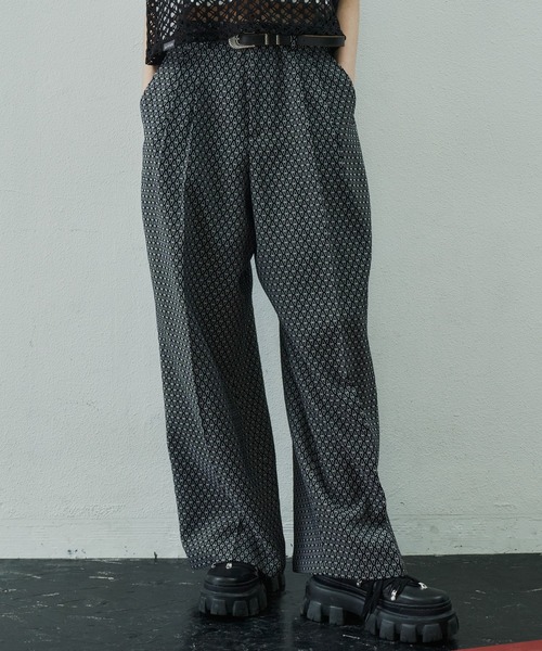 AIVER（アイバー）の「AIVER　ジャガードバギースラックス（スラックス・メンズ・ブラック/グリーン/ホワイト×ブラック/レッド/ブラウン/ネイビー・SMALL/LARGE/MEDIUM）」の2枚目の写真