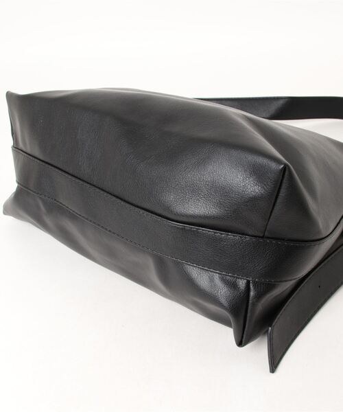 TONE SELECT GOODS（トーンセレクトグッズ）の「【resonance】合皮 シンプル ショルダーバッグ【A4収納可能】（ショルダーバッグ・レディース・ライトブラウン/アッシュブラウン/ブラック・FREE）」の7枚目の写真