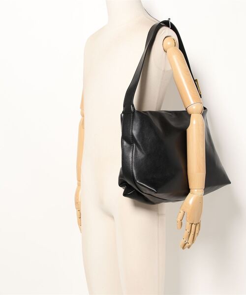 TONE SELECT GOODS（トーンセレクトグッズ）の「【resonance】合皮 シンプル ショルダーバッグ【A4収納可能】（ショルダーバッグ・レディース・ライトブラウン/アッシュブラウン/ブラック・FREE）」の6枚目の写真