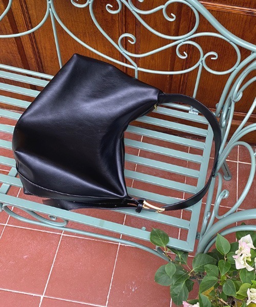 TONE SELECT GOODS（トーンセレクトグッズ）の「【resonance】合皮 シンプル ショルダーバッグ【A4収納可能】（ショルダーバッグ・レディース・ライトブラウン/アッシュブラウン/ブラック・FREE）」の10枚目の写真