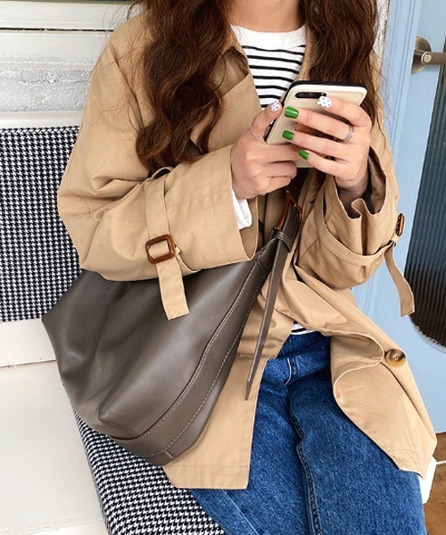 TONE SELECT GOODS（トーンセレクトグッズ）の「【resonance】合皮 シンプル ショルダーバッグ【A4収納可能】（ショルダーバッグ・レディース・ライトブラウン/アッシュブラウン/ブラック・FREE）」の8枚目の写真