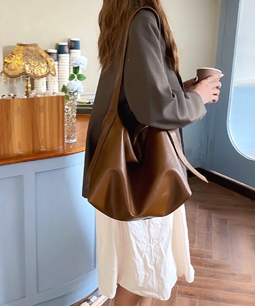 TONE SELECT GOODS（トーンセレクトグッズ）の「【resonance】合皮 シンプル ショルダーバッグ【A4収納可能】（ショルダーバッグ・レディース・ライトブラウン/アッシュブラウン/ブラック・FREE）」の4枚目の写真