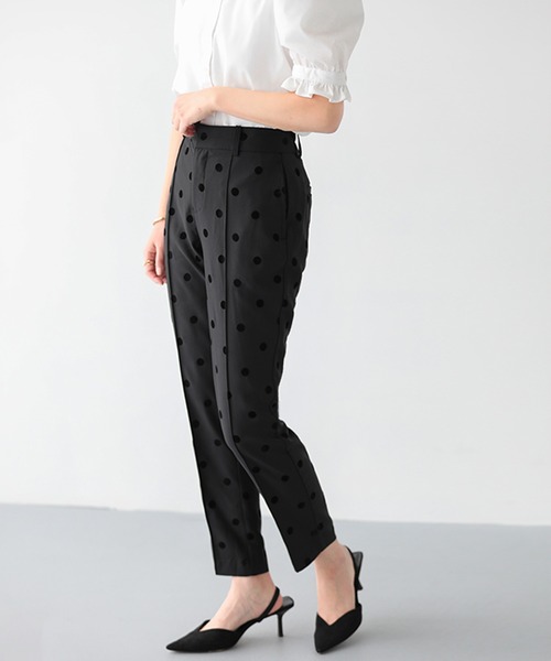 Fit more（フィットモア）の「フロッキードットパンツ【ZOZO限定商品】（スラックス・レディース・ブラック・S/PS/M）」の4枚目の写真