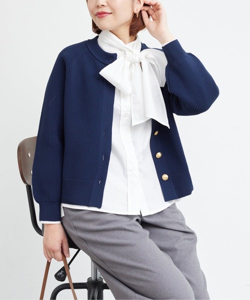 Chez toi（シェトワ）の「GLDボタン軽量ニットクルーカーディガン（ニット/セーター・レディース・アイボリー/レッド/ネイビー/ブラック・FREE）」の3枚目の写真