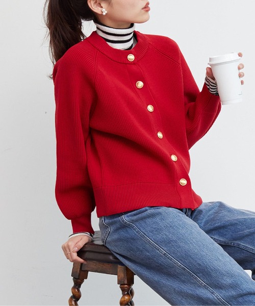 Chez toi（シェトワ）の「GLDボタン軽量ニットクルーカーディガン（ニット/セーター・レディース・アイボリー/レッド/ネイビー/ブラック・FREE）」の4枚目の写真