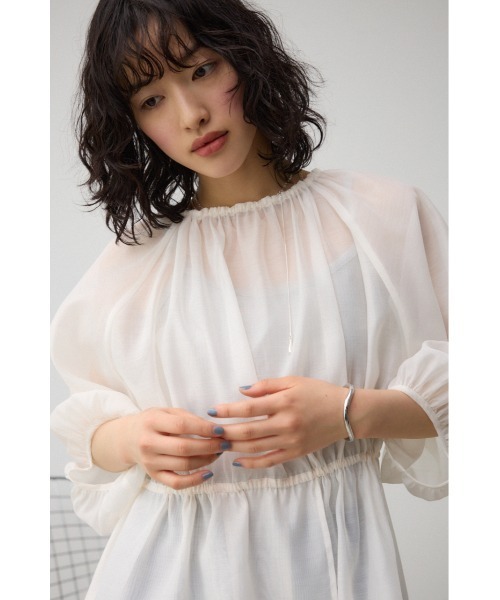 AZUL by moussy(アズールバイマウジー)の「2WAYシアーシャツペプラムブラウス(シャツ/ブラウス・レディース・アイボリー/ブラック・FREE)」の4枚目の写真