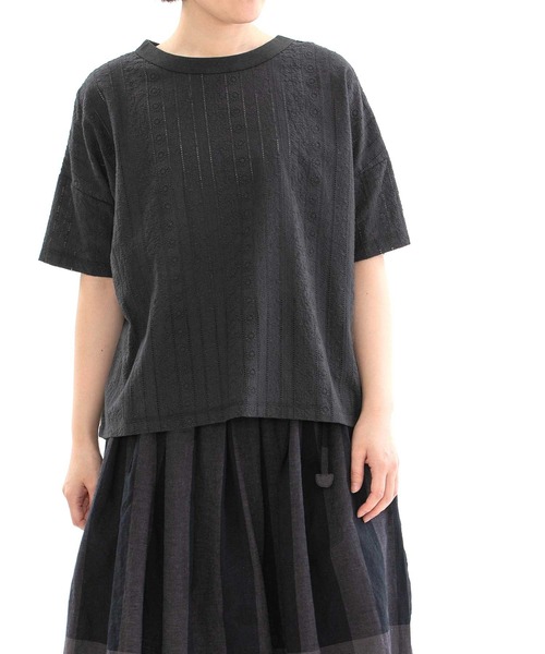 nop de nod（ノップドゥノッド）の「エンブロイダリーUSコットンTシャツ（Tシャツ/カットソー・レディース・ブラック/オフホワイト・3）」の2枚目の写真