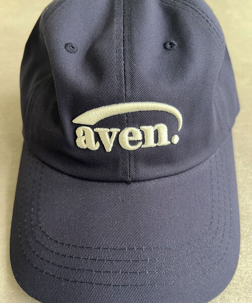 SHENERY(シーナリー)の「【サイズ調整可能】刺繍キャップaven(キャップ・レディース・オフホワイト/ネイビー・FREE)」の4枚目の写真