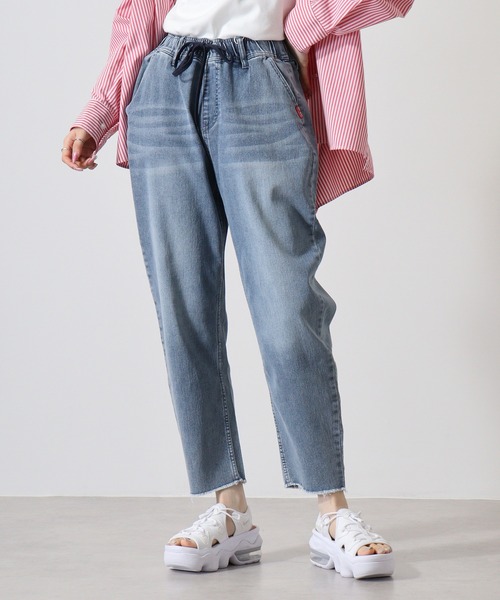 ANTIBAL(アンティバル)の「デニムテーパードイージーパンツ(デニムパンツ・レディース・ブルー系/ブラック系/ネイビー系・F)」の1枚目の写真