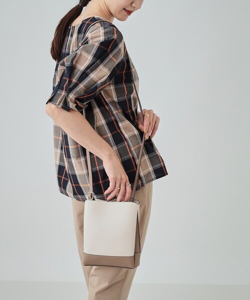 SHOO・LA・RUE（シューラルー）の「◆【軽量】ふわっと軽い 3層ショルダーバッグ（ショルダーバッグ・レディース・ベージュ系4/グレー系4/シルバー・00）」の16枚目の写真