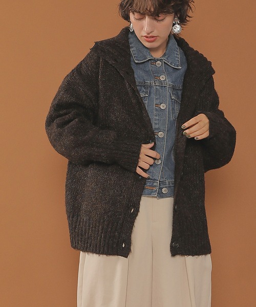 en CAnAF(エンカナフ)の「ハイネック オーバーサイズ ボタン ニット カーディガン(ニット/セーター・レディース・ブラック/グレー/ベージュ/ブラウン・M)」の4枚目の写真