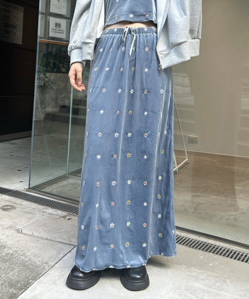 mystic（ミスティック）の「刺繍ベロアスカート（スカート・レディース・ブラック/ブルー・FREE）」の2枚目の写真