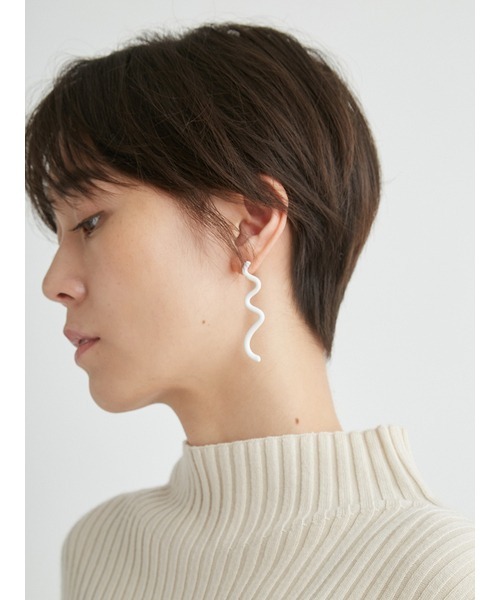 emmi(エミ)の「ウェーブニュアンスアシンメトリーピアス(ピアス(両耳用)・レディース・パープル/ホワイト/ブルー・FREE)」の6枚目の写真