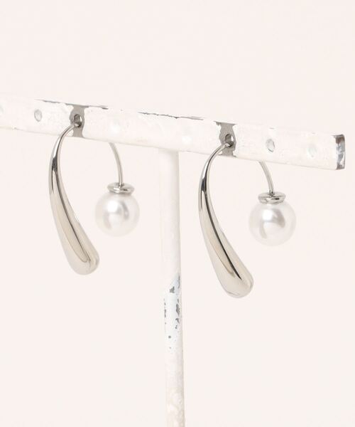 Os accessory(オズアクセサリー)の「Os -オズ- 【金属アレルギー対応】パールキャッチピアス(ピアス(両耳用)・レディース・ゴールド/シルバー・ONE SIZE)」の4枚目の写真