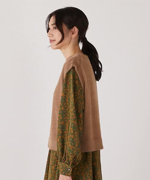 MELROSE claire(メルローズ クレール)の「【落ち着いた煌きラメフェザー大人クルーネックベスト】(ニット/セーター・レディース・キャメル/グレー/チャコールグレー・FREE)」の14枚目の写真
