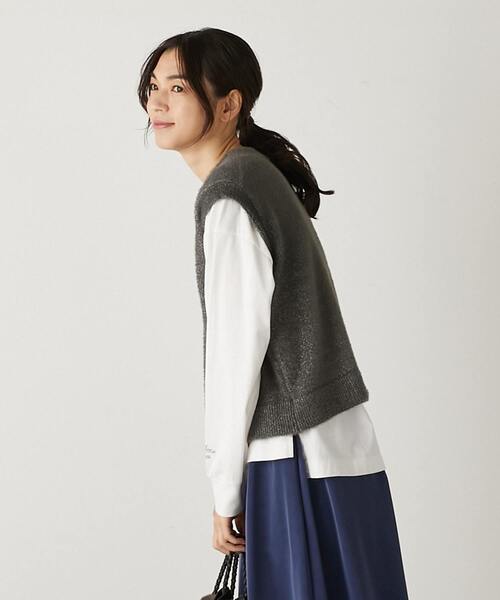 MELROSE claire(メルローズ クレール)の「【落ち着いた煌きラメフェザー大人クルーネックベスト】(ニット/セーター・レディース・キャメル/グレー/チャコールグレー・FREE)」の22枚目の写真
