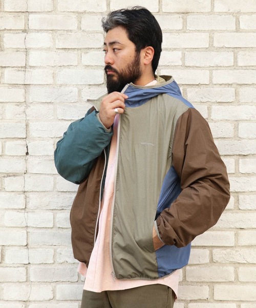 KRIFF MAYER（クリフメイヤー）の「ひっくりライトジャケット（マウンテンパーカー・メンズ・ネイビー/ベージュ/ブルー/グレー・X-LARGE/LARGE/MEDIUM）」の4枚目の写真