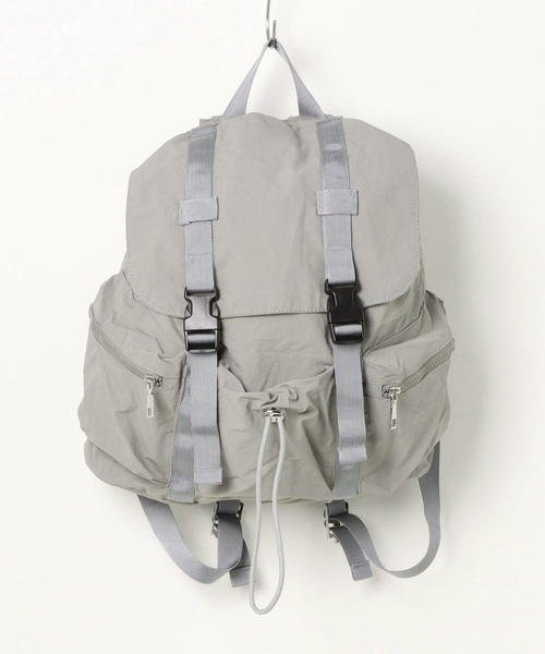 SPINNS(スピンズ)の「ナイロンリュック/Wバックル(バックパック/リュック・メンズ・ブラック/グレー・ONESIZE)」の1枚目の写真
