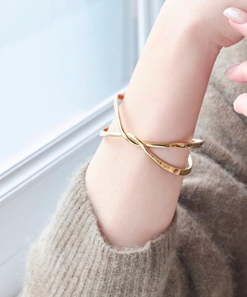 Phoebe（フィービィー）の「トップクロスワイドカフバングル<動画あり>（バングル/リストバンド・レディース・イエローゴールド・FREE）」の2枚目の写真