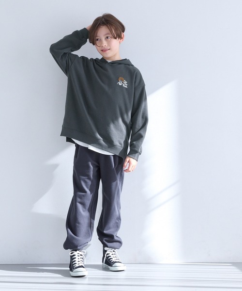 coca（coca）（コカ）の「キッズ　裏毛胸刺繍プルパーカー（パーカー・キッズ・チャコール/ベージュ・150/140/130/120）」の3枚目の写真