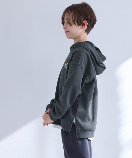 coca（coca）（コカ）の「キッズ　裏毛胸刺繍プルパーカー（パーカー・キッズ・チャコール/ベージュ・150/140/130/120）」の4枚目の写真