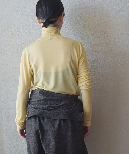 JOURNAL STANDARD LUXE（ジャーナルスタンダード　ラックス）の「シアージャージ タートルネックプルオーバー（Tシャツ/カットソー・レディース・ホワイト/ブラック/イエロー・FREE）」の17枚目の写真